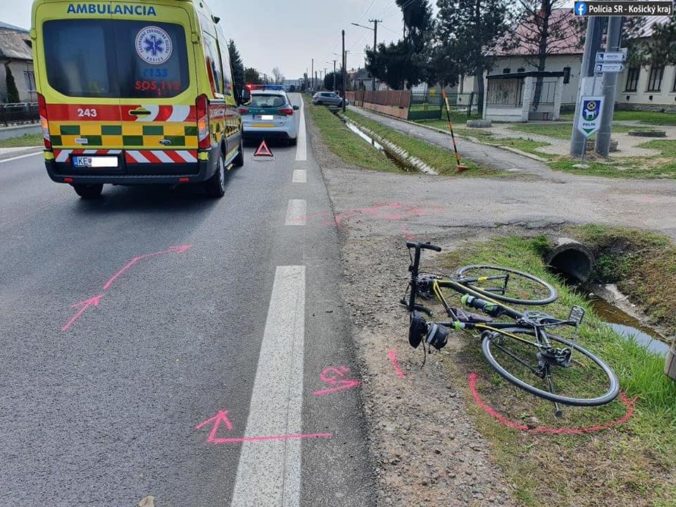 Staršieho cyklistu zachytil Citroen, muž v nemocnici zomrel (foto)