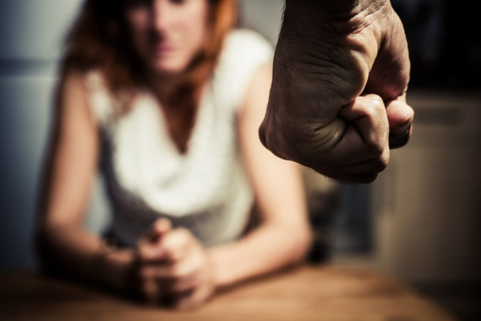Počas epidémie narastá domáce násilie. Ak ste sa stali obeťou, nahláste to