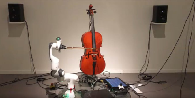 Robot zahral na violončele novú skladbu od oscarovej hudobníčky Hildur Gudnadóttir (video)