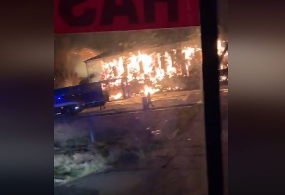 Oheň pohltil veľkokapacitný senník, hasiči bojujú s požiarom už viac ako 13 hodín (foto+video)