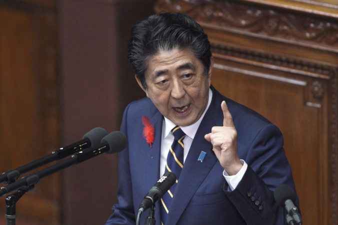 Japonský premiér vyhlási núdzový stav v krajine, vyčlení miliardu dolárov na podporu ekonomiky