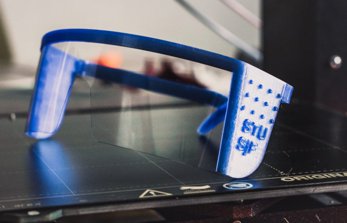 Študenti STU skonštruovali prototyp ochranných okuliarov. Dokážete si ich vyrobiť aj sami
