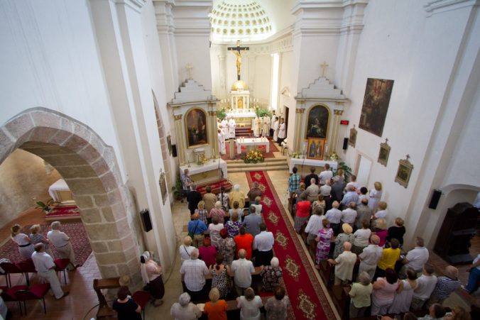 Verejné bohoslužby ostávajú aj počas Veľkej noci zakázané, ľudia však do kostola môžu