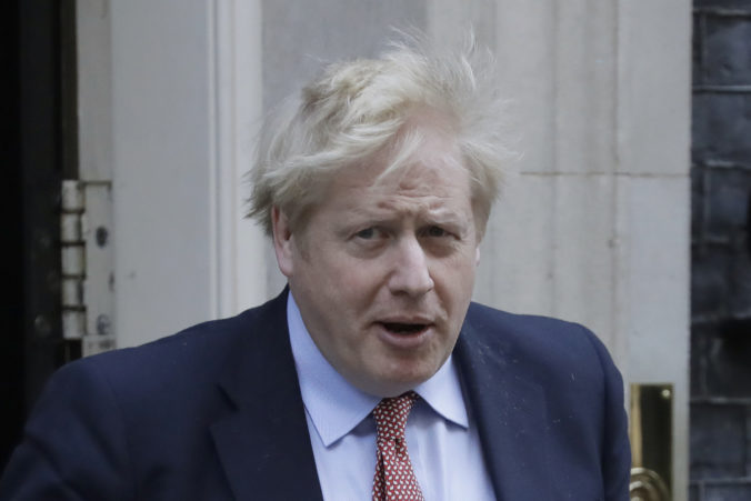 Britský premiér Johnson ostáva na jednotke intenzívnej starostlivosti, jeho zdravotný stav sa nelepší