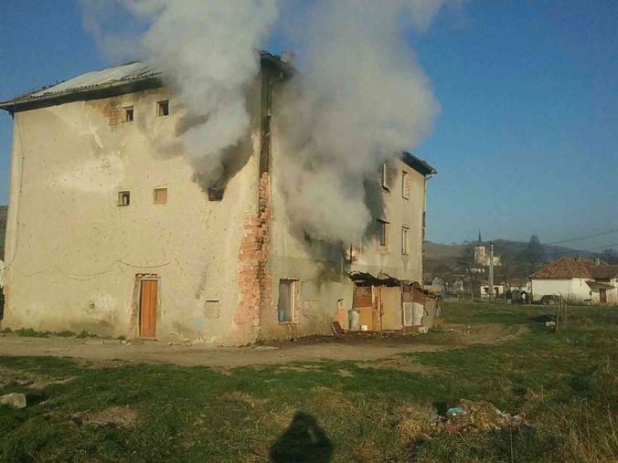 Požiar v bytovom dome v obci Sútor si vyžiadal jednu obeť a šesť zranených