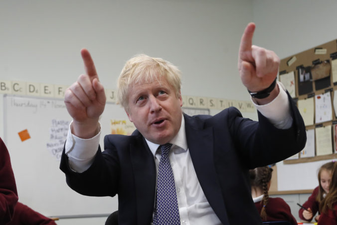 Boris Johnson už nie je na jednotke intenzívnej starostlivosti, zostáva v nemocnici