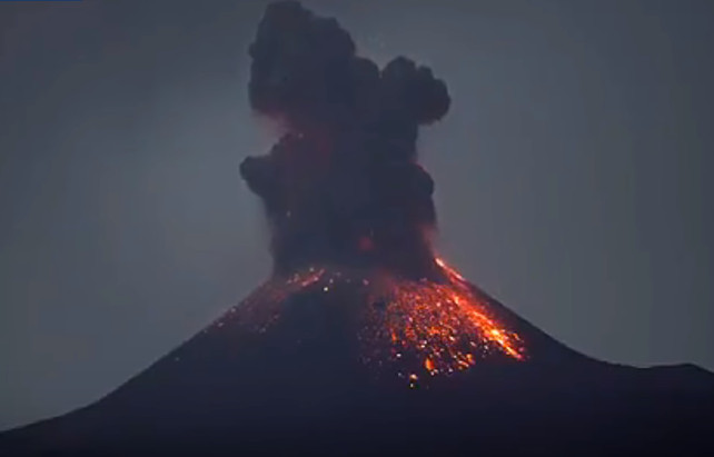 Sopka Anak Krakatoa sa prebudila k životu a vychrlila oblak popola, úrady vydali výstrahu (video)