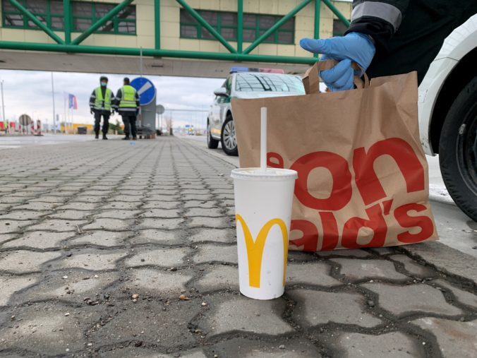 Jedlo sa stáva symbol solidarity, zamestnanci McDonald’s pripravujú denne stovky jedál zadarmo naprieč Slovenskom