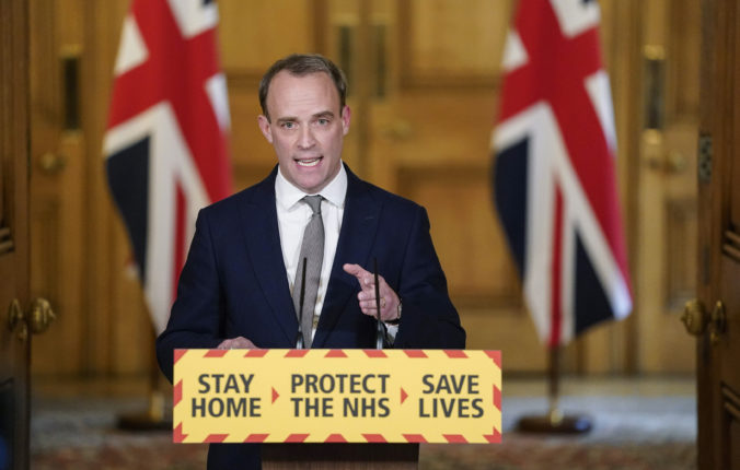 Veľká Británia predĺžila opatrenia o tri týždne, krajina nechce riskovať šírenie vírusu