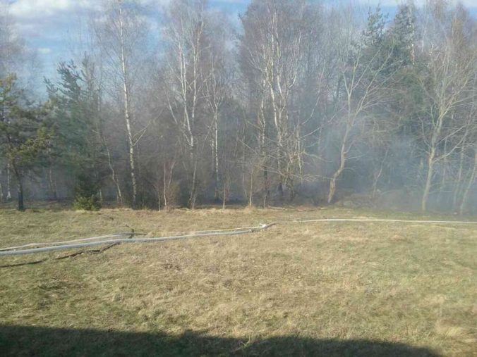 Pri obci Látky v okrese Detva začal horieť les, na zásah vyrazilo takmer tridsať hasičov