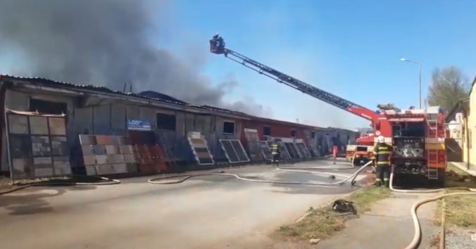 Budovu stavebnín v Michalovciach zachvátil požiar, na mieste zasahuje dvadsať hasičov (video)