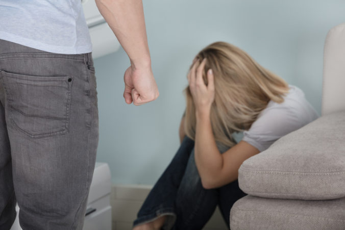 Policajti v marci evidovali päťdesiat prípadov domáceho násilia, menej ako vo februári