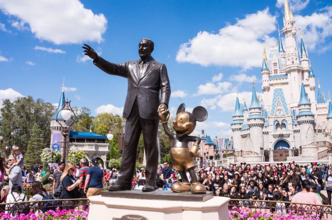 Koncern Walt Disney poslal stotisíc zamestnancov na neplatenú dovolenku