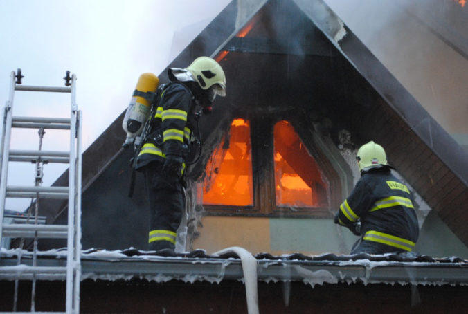 Požiar zachvátil rodinný dom v Terchovej, hasiči museli zasahovať opakovane