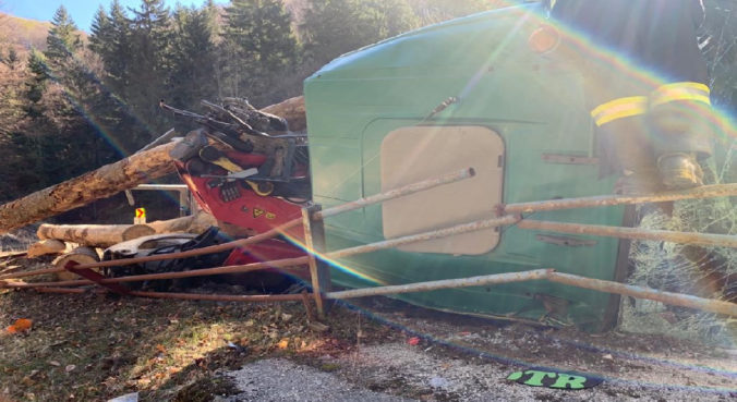 Pri obci Čičmany sa prevrátil kamión s drevom, šofér a spolujazdec skončili v nemocnici (foto)