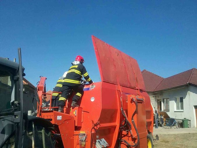 Do drviča dreva spadla osoba, hasiči zasahovali pri tragédii (foto)