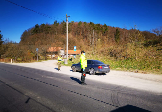 Polícia riešila kuriózny prípad: Žena, ktorá požiadala o pomoc bola v pátraní a šofér nemal vodičský preukaz