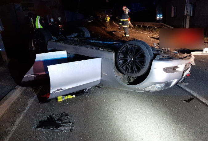 Opitý vodič na BMW narazil do stĺpa, nehodu neprežilo mladé dievča (foto)