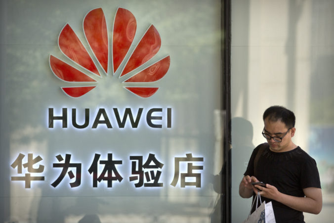 Rast tržieb čínskeho gigantu Huawei prudko spomalil, neovplyvnil ich len koronavírus
