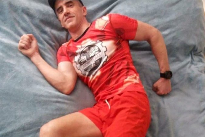 Ruský extrémny športovec si vynahradil preteky a zabehol ultramaratón okolo postele