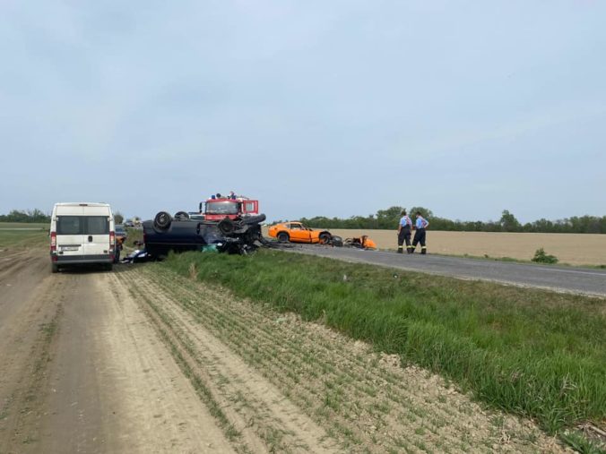 Vodič ojedinelého auta neprežil vážnu dopravnú nehodu, na mieste podľahol zraneniam (foto)