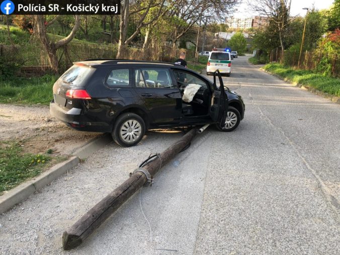 Opitý mladík jazdil bez vodičáku a skončil v putách, zdemoloval stĺp telefónneho vedenia (foto)
