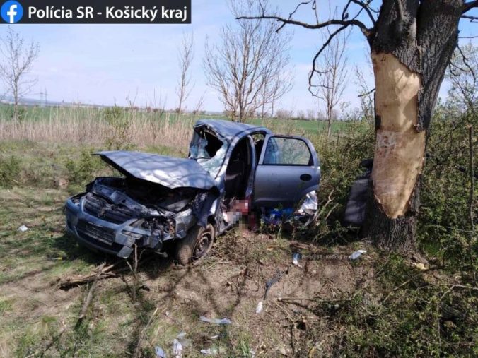 Polícia vyšetruje smrteľnú nehodu pri Košiciach, v kabelke z auta našli zrejme drogy