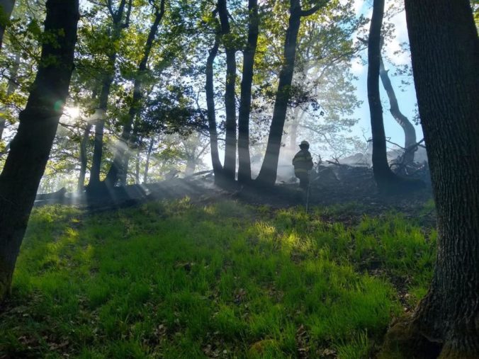 V ťažko dostupnom teréne na kopci Zlatý vrch vypukol požiar, hasiči oheň uhasili po štyroch hodinách (foto)