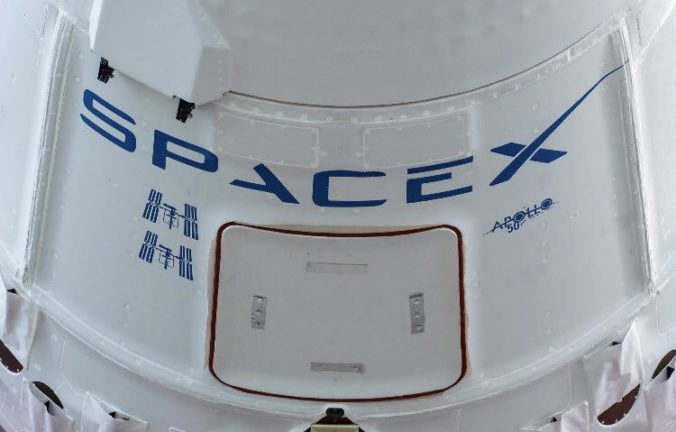 NASA vyzvala ľudí, aby nešli sledovať štart rakety SpaceX, ktorá povezie ľudskú posádku