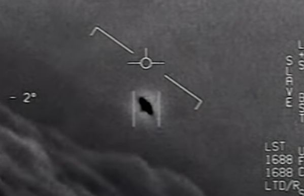 Pentagon zverejnil videá, na ktorých piloti zaznamenali UFO
