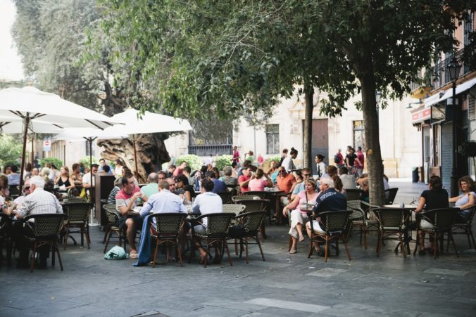 Otvorte aspoň letné terasy kaviarní a reštaurácií, zamestnávatelia podporujú návrh Sulíkovho ministerstva