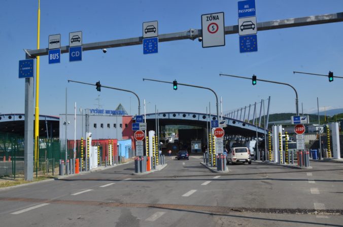 Na Slovensko sa má vrátiť dvetisíc repatriantov, občania musia rátať so zdržaním na hraniciach