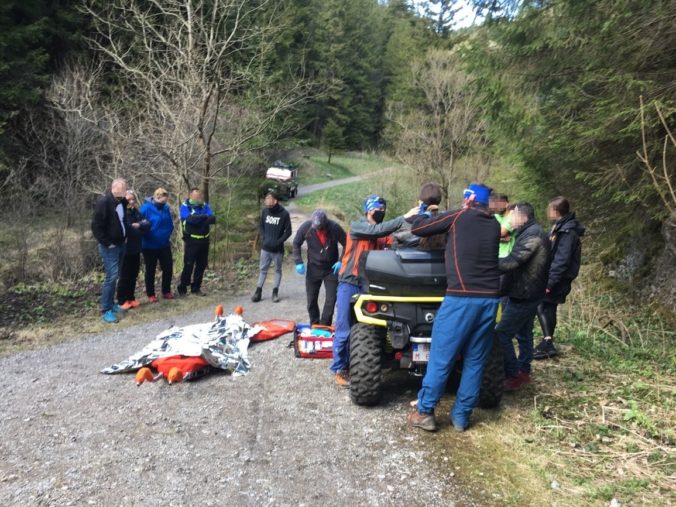 Horskí záchranári pomohli v Kvačianskej doline mladej žene zranenej pri nehode štvorkolky