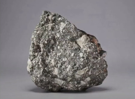 Piaty najväčší mesačný meteorit je na predaj, kúpiť si ho môžete za viac ako dva milióny eur