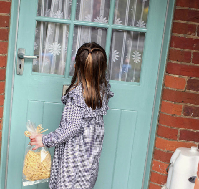 Princezná Charlotte oslávila päť rokov, počas narodenín rozdávala potravinové balíčky potrebným