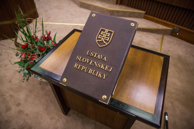 Slovenská ústava patrí v medzi najmenej chránené v Európe, základný zákon sa zmenil už devätnásťkrát