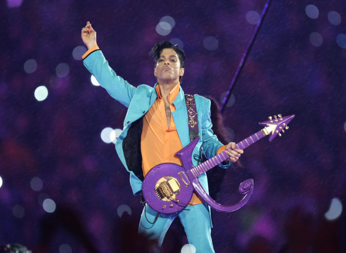 Veci legendárnych hudobníkov idú do dražby, na predaj bude aj Princeova modrá gitara