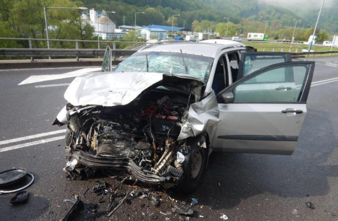Mladý vodič spôsobil pri Zvolene hromadnú dopravnú nehodu, zranilo sa až šesť ľudí (foto)
