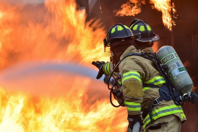 Oheň zachvátil garáž a rozšíril sa aj na obecný úrad, zasahovalo viac ako desať hasičov