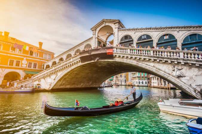 Benátky chcú uľahčiť mobilitu v meste, gondolieri sa obávajú o živobytie
