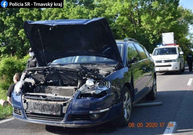 Za šialenou jazdou boli promile alkoholu, vodič za sebou nechal rozbité autá aj dopravnú značku (foto)