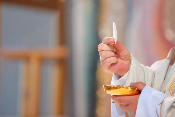 Biskupi upokojujú veriacich, prijímanie eucharistie do rúk nespôsobuje jej zneuctenie