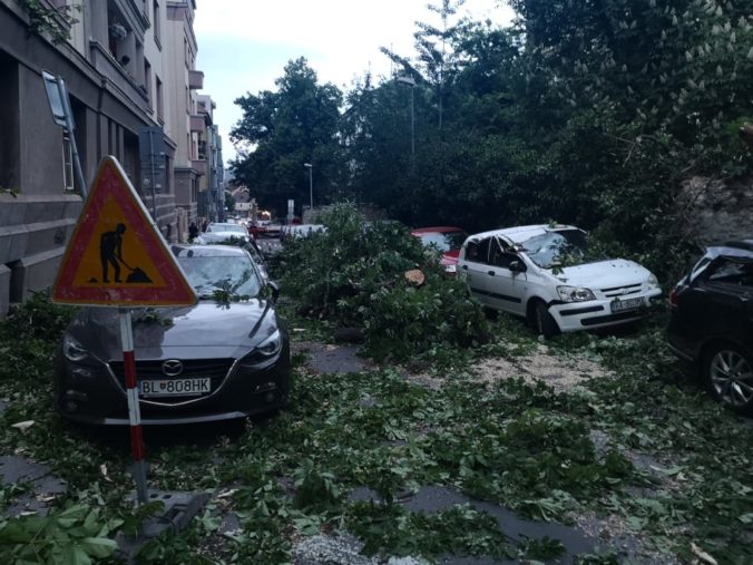 Silný vietor na Slovensku lámal stromy aj ničil strechy, hasiči mali desiatky výjazdov