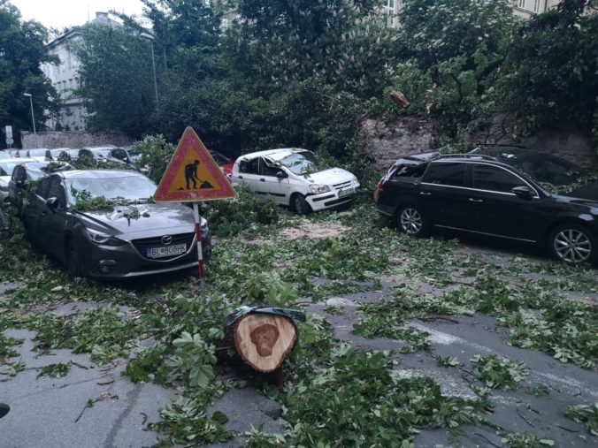 Silný vietor vyvrátil strom v Starom meste a zničil štyri autá (foto)