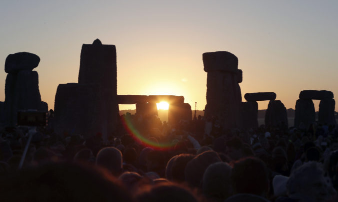 Oslavy letného slnovratu pri Stonehenge zrušili, východ slnka odvysielajú naživo na webe