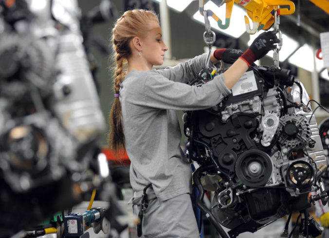 Trnavská automobilka pridá druhú zmenu, zamestnanci pracujú v rúškach a okuliaroch