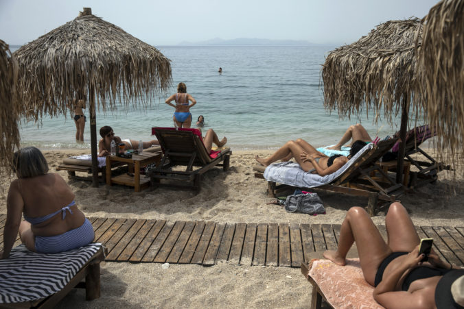 Grécko sprístupnilo verejné pláže, plánuje otvoriť aj bary a reštaurácie