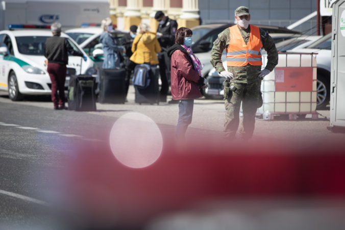 Ľudia na slovenských hraniciach žiadajú inteligentnú karanténu, ale verejnosť do interného testovania nezapojili