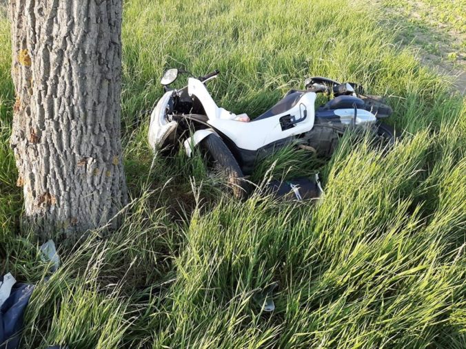 Motocyklista na Honde zrejme nezvládol zákrutu, náraz do stromu neprežil (foto)