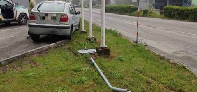 Opitý šofér na Renaulte sa pokúsil ujsť policajtom, pri únikovom manévri havaroval (foto)